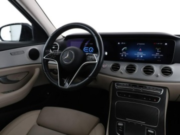 Mercedes Klasa E W213 Limuzyna Plug-in Facelifting 2.0 300de 306KM 2020 Mercedes E 300 FV23% PHEV jasne dkóry virtual, zdjęcie 15