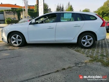 Volvo V60 I Kombi Facelifting 2.0 D3 DRIVE-E 150KM 2017 Volvo V60 I 2.0 D2 I rej. 02/2017, 150 KM, bezwypadkowy, zdjęcie 2