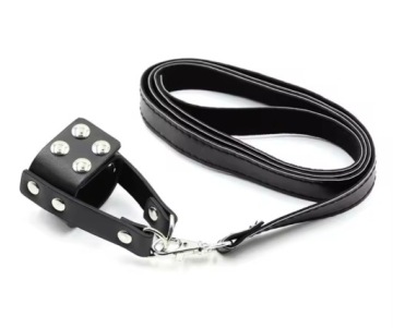 Полоса сбора урожая для яичек с поводами в CBT BDSM