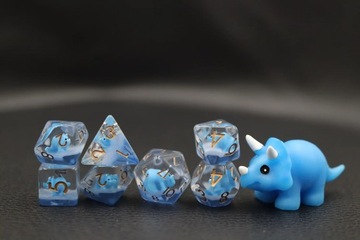 TRÓJROGA OPOWIEŚĆ TRICERATOPSA ZESTAW 7 EPOKSYDOWYCH KOSTEK KOŚCI RPG