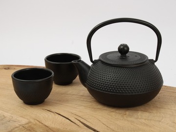 Чугунный кувшин японский промежуток 0,8 л для чая с чашками.