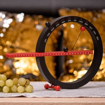 ВЕЧНЫЙ МАГНИТНЫЙ КАЛЕНДАРЬ НЕ ТРЕБУЕТ БАТАРЕЙОК.