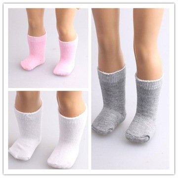 Пара белых носков для аксессуаров одежды для 18-дюймовых кукол.