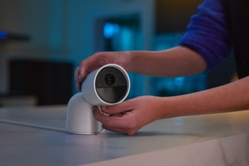 Проводная домашняя IP-камера Philips Hue Secure с настольной подставкой, белая