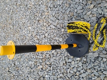 Słupki plastikowe do łańcucha z podstawą 90cm