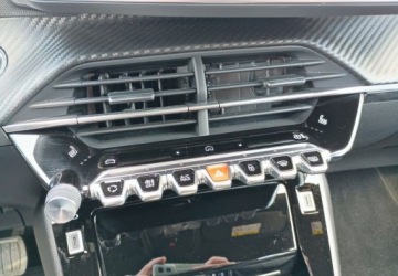 Peugeot 2008 II SUV Facelifting 1.2 PureTech 130KM 2024 Peugeot 2008 PureTech 130 Allure SS EAT8 SalonPL FVat 2024 Maly Przebieg, zdjęcie 21