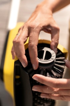 Аккумуляторная щетка для чистки тротуарной плитки и террас Karcher PCL 3-18