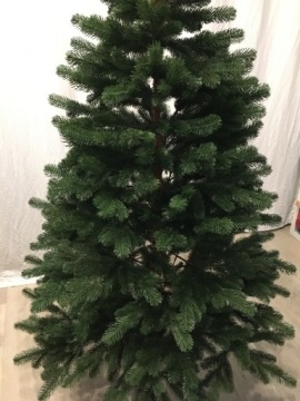 Красивая искусственная елка 