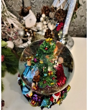 СТЕКЛЯННЫЙ ШАР С МУЗЫКАЛЬНОЙ ШКАТУЛКОЙ / РОЖДЕСТВЕНСКАЯ ЕЛКА С ПОДАРКАМИ