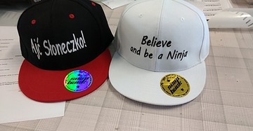 ШЛЯПА ПРЯМОГО КОЗЫРЯ, С ВЫШИВКОЙ ЛОГОТИПА С НАПЕЧАТАННОЙ НАДПИСЬЮ