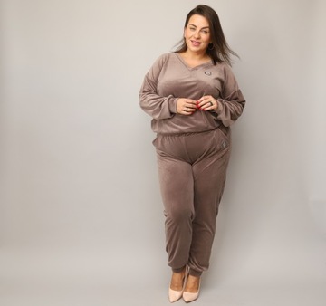 Komplet welurowy dres damski Polski plus size ciemny beż dekolt V 3XL 46