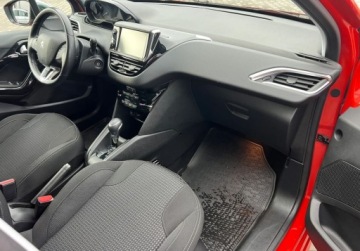 Peugeot 208 I Hatchback 5d Facelifting 1.2 PureTech 110KM 2019 Peugeot 208 1.2 Benzyna 110 KM Nawigacja LED Kamera Sensor 1.2 Benzyna, zdjęcie 12