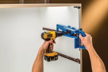 Инструмент Rockler для установки направляющих ящика.