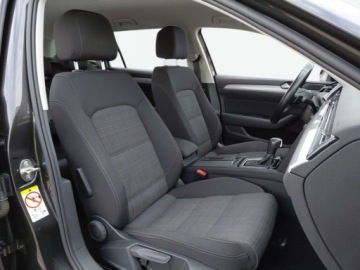 Volkswagen Passat B8 Variant Facelifting 1.5 TSI EVO 150KM 2021 Volkswagen Passat Variant 1.5TSI 150KM Business DSG SalonPL SerwisASO Acc, zdjęcie 12