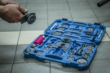 КОМПЛЕКТ ДЛЯ СНЯТИЯ ТОРМОЗНОГО ПОРШНЯ, 35 ПРЕДМЕТОВ