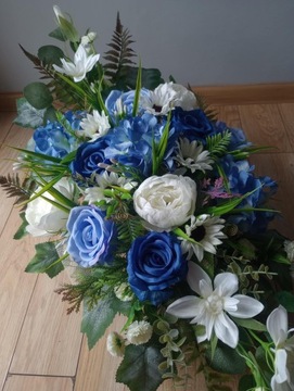 Цветочные цветы для могильного кладбища. Цветочный композиционный набор