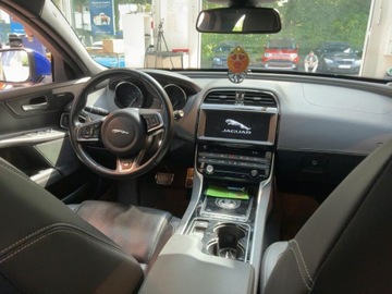 Jaguar XE Sedan 2.0 i4 180KM 2017 Jaguar XE 20d R-Sport, zdjęcie 12