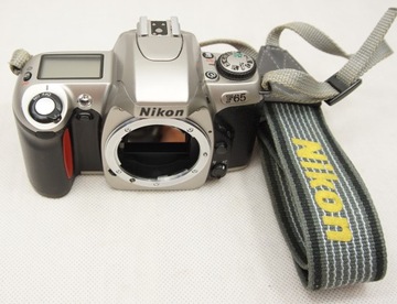 Aparat NIKON F65 z paskiem