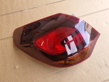 Opel Astra J HB Lampa lewy tył w błotnik ciemna