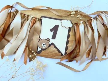 Вымпел-перетяжка на стул, гирлянда с номером - мишкой и лентами.