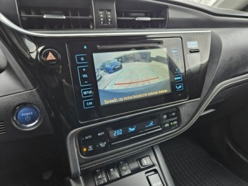 Toyota Auris II Hatchback 5d Facelifting 1.8 Hybrid 136KM 2017 Toyota Auris 1,8 Hybryda 136KM automat kamera, zdjęcie 11
