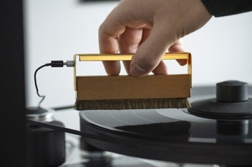 Pro-Ject Brush it Премиальная щетка для виниловых пластинок с заземляющим кабелем