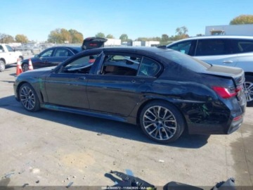 BMW Seria 7 G70 2022 BMW Seria 7 750i xDrive 2022 4.4l 4.4 Benzyna 523KM, zdjęcie 2