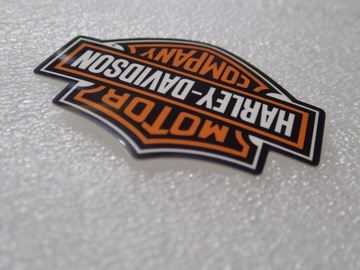 НАКЛЕЙКА С ЛОГОТИПОМ КОМПАНИИ HARLEY-DAVIDSON НАКЛЕЙКА 5,7 x 4,5 см