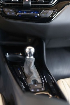 Toyota C-HR I Crossover Facelifting 1.8 Hybrid 122KM 2020 Toyota C-HR 1.8 Hybrid Selection 1.8 Hybryda 122KM, zdjęcie 27