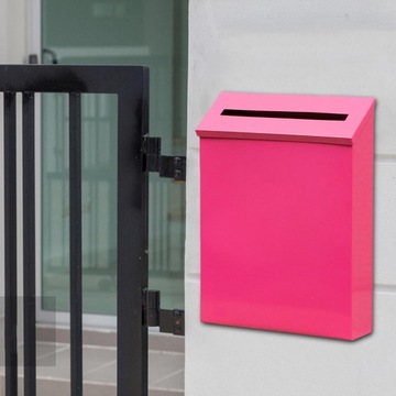 Настенный, непромокаемый почтовый ящик из розового металла.