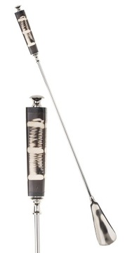 Длинный серебряный металлический рожок для обуви.