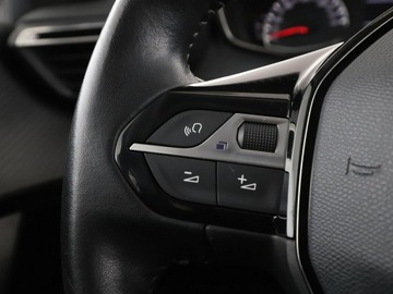 Peugeot 2008 II SUV 1.2 PureTech 100KM 2020 Peugeot 2008 klima auto full LED czujniki, zdjęcie 28