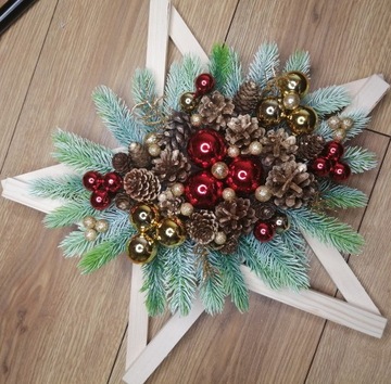 Украшение венком рождественской двери