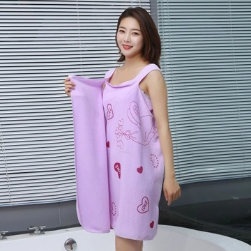 Сексуальная женщина в юбке из банного полотенца, юбке для плавания