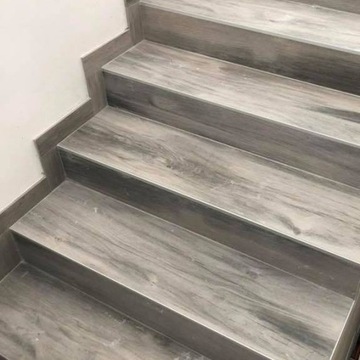 Szare drewnopodobne płytki na schody 100x30 R10