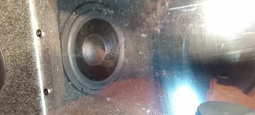 Мощный автомобильный сабвуфер с оргстеклом.
