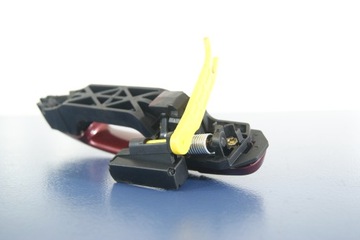 AVENSIS T25 KLIKA PRAVÁ PŘEDNÍ 3M8