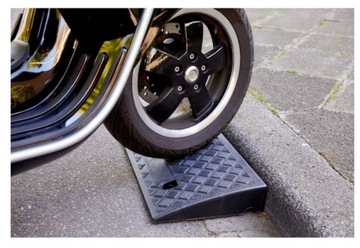 АВТОМОБИЛЬ 7 СМ, ПОДЪЕЗЖАЮЩИЙ К БОРДЮРУ, ПОДЪЕЗЖАЮЩАЯ ПУТЬ