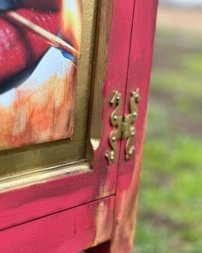 Шкаф огненный, красный с золотом, единственный экземпляр.