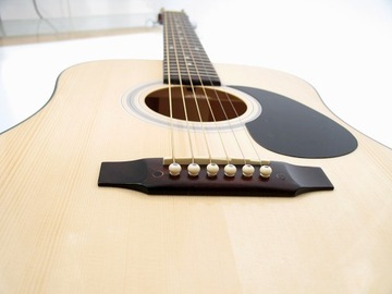 Акустическая гитара Pengano с более широким грифом.