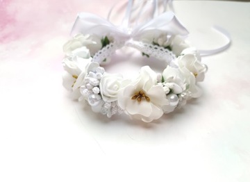 Венок причастия на белой булочке с золотом