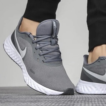 Кроссовки NIKE REVOLUTION 5 BQ3204 005 41 СЕРЫЙ