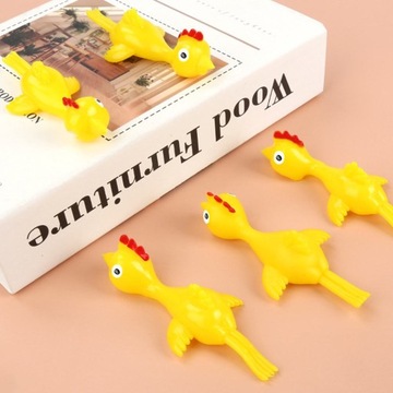 Эластичные игрушки-летающие курицы выгнали ребенка из Турции