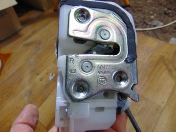 ZÁMEK DVEŘE LEVÝ ZADNÍ PEUGEOT 4008 A047218