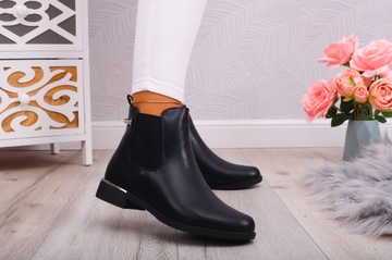 ЧЕРНЫЕ ЖЕНСКИЕ БОТИНКИ ИЗ КОЖИ НА ПЛОСКОЙ ПЛАНЕ