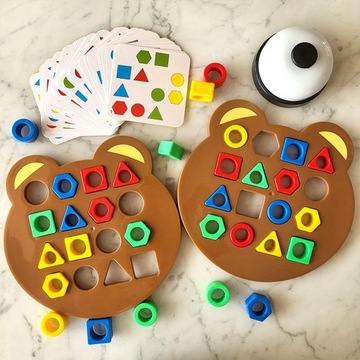 Gra w dopasowywanie kształtów. Puzzle edukacyjne z pasującymi kartami i dzwonkiem