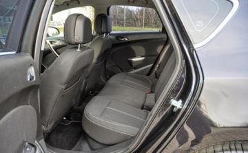 Opel Astra J Hatchback 5d 1.6 Turbo ECOTEC 180KM 2009 Opel Astra 1,6T (180KM) 1.6 Benzyna 180KM, zdjęcie 7