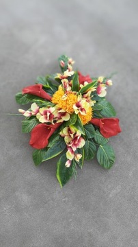 Украшение, букет, композиция на кладбище.