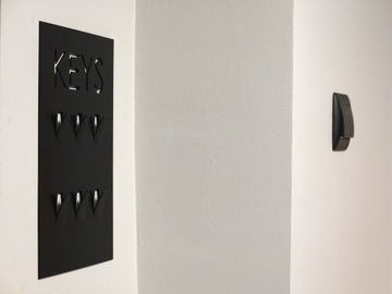 WIESZAK ŚCIENNY NA KLUCZE METALOWY CZARNY 6 MIEJSC