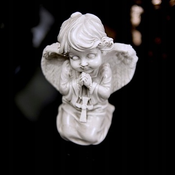 ANIOŁEK KLĘCZĄCY Figurka Gipsowa KOMUNIA Dekoracja UPOMINEK Prezent Szary